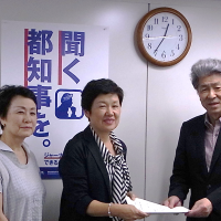 東京ネット代表委員として政策協定を交わす（左端大西）